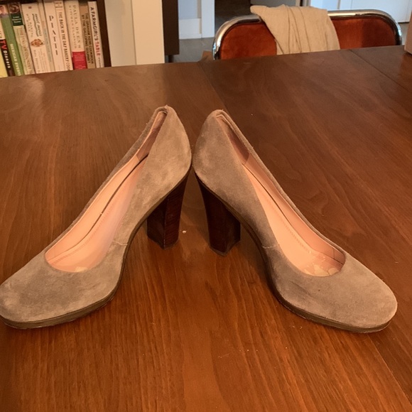Pretty Gray Suede, Plenty by Tracey Reese Chunky Heels! - Picture 2 of 8